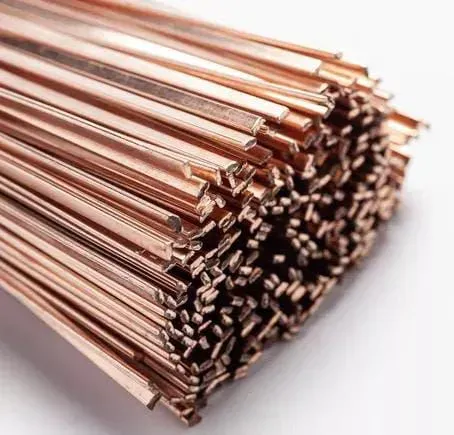 Tubos de cobre para instalaciones de refrigeración ordenados en el local
