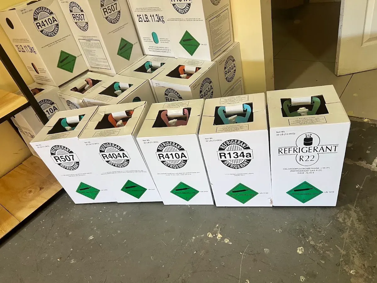 Botellas de gas refrigerante R134a apiladas en las repisas del local