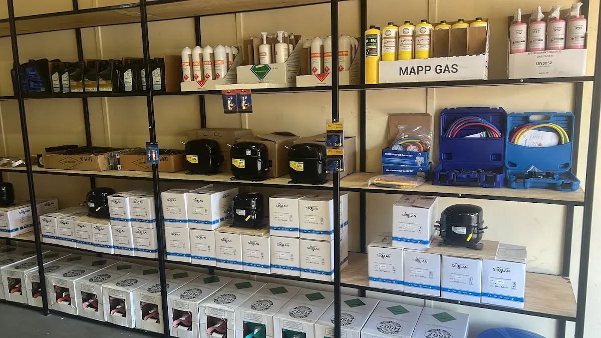 Repisas del local con cajas de repuestos, gas MAPP y herramientas ordenadas