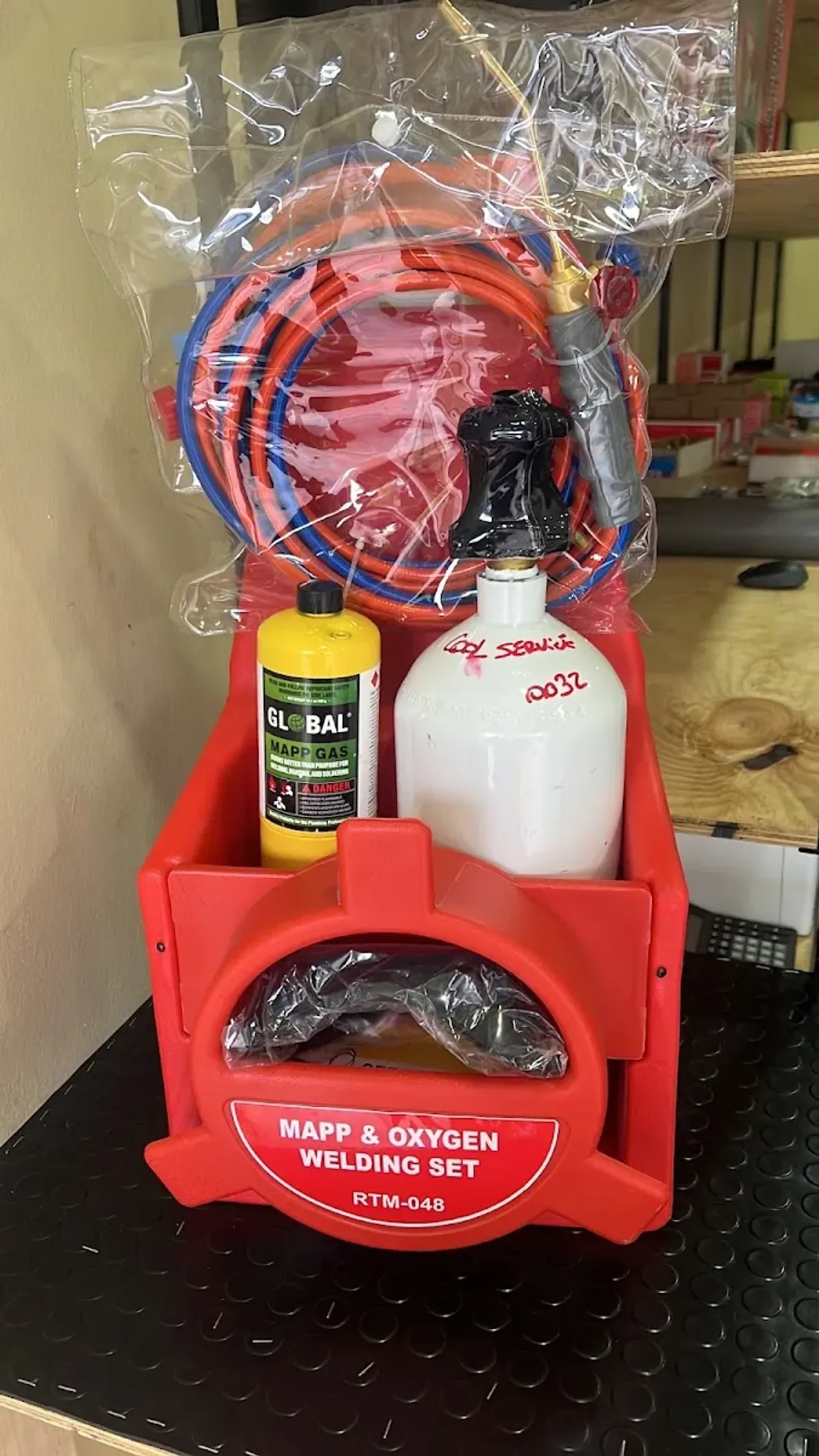 Maletín rojo con kit de herramientas para carga de gas refrigerante