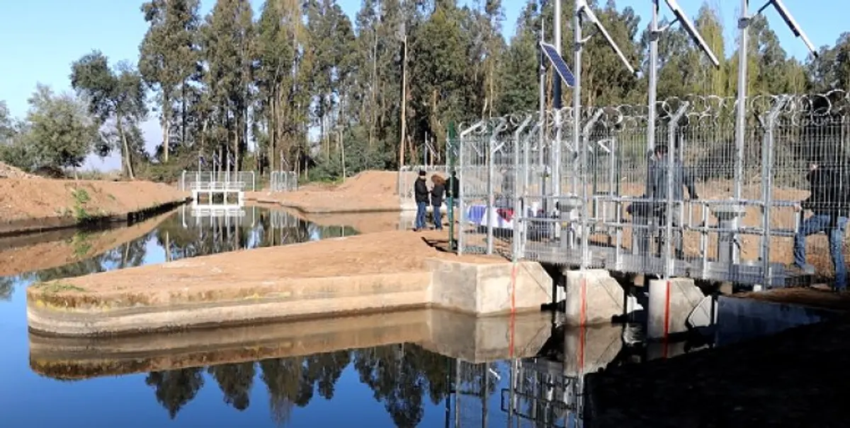 Compuertas metálicas del canal Taco General sobre el agua