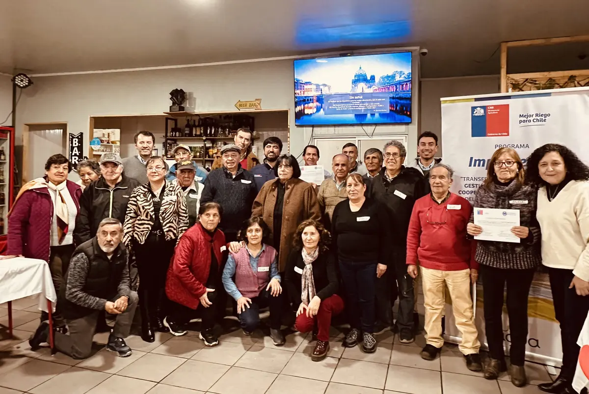 Equipo y directiva de la cooperativa con su certificado en la oficina de San Clemente