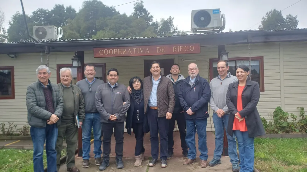 Directiva de la cooperativa frente a su oficina en Villa Los Aromos, San Clemente