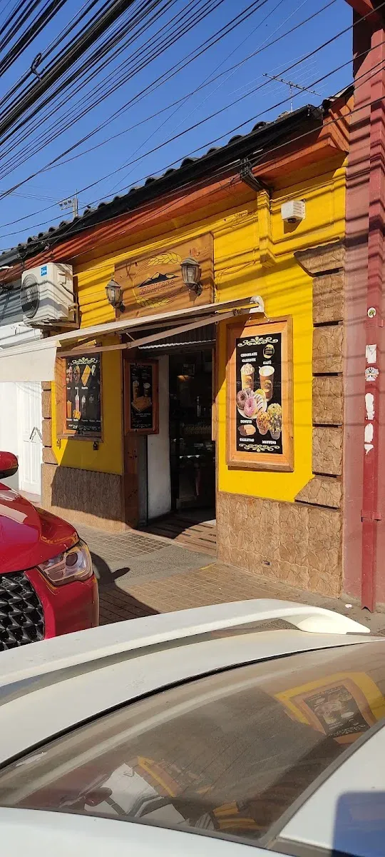 Fachada amarilla de Cordillera en Alejandro Cruz 125, San Clemente