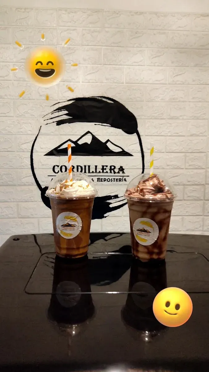Dos milkshakes de Cordillera bajo el logo de la casa pintado en la pared