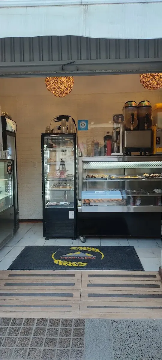 Interior de la cafetería Cordillera con su vitrina