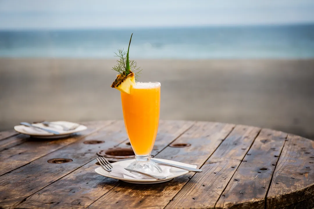Jugo natural en la mesa con el mar de fondo