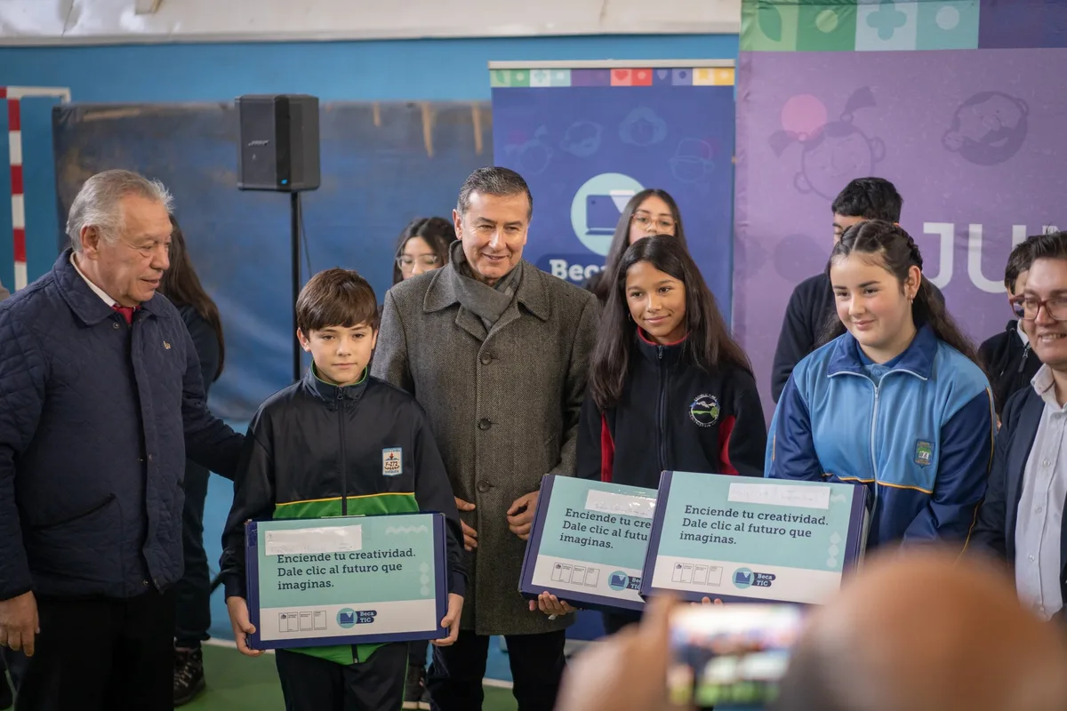 Estudiantes y familias en la entrega de la Beca Estudiantil Municipal de San Clemente