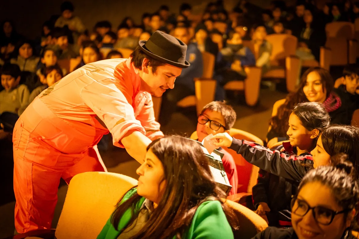 Niños de San Clemente asistiendo a una función de teatro municipal