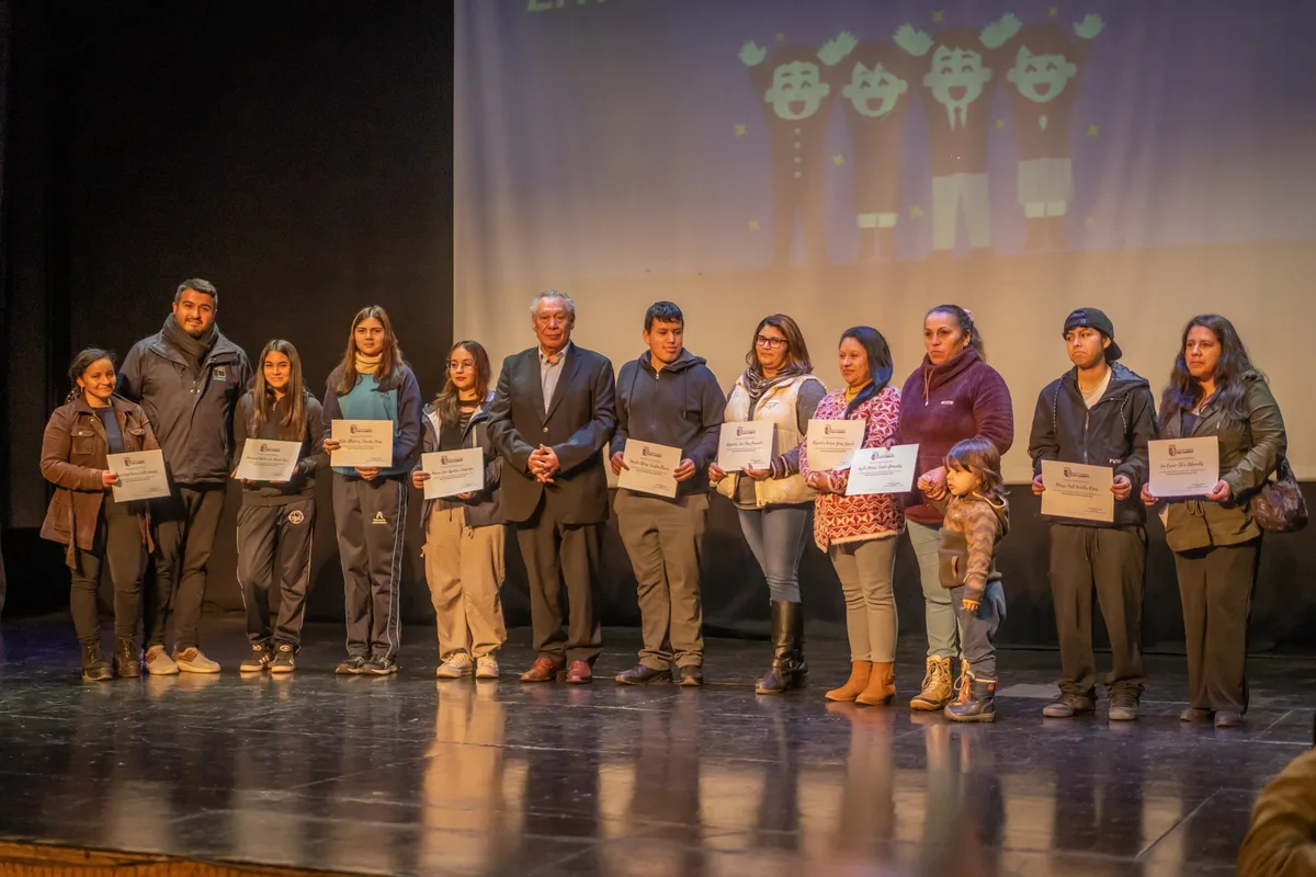 Entrega de computadores de la Beca TIC JUNAEB a estudiantes de San Clemente