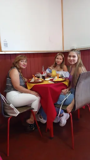 Clientes compartiendo en una mesa del local
