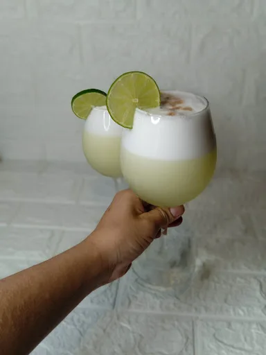 Dos pisco sour recién preparados