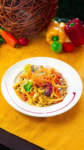 Tallarín saltado con carne y verduras