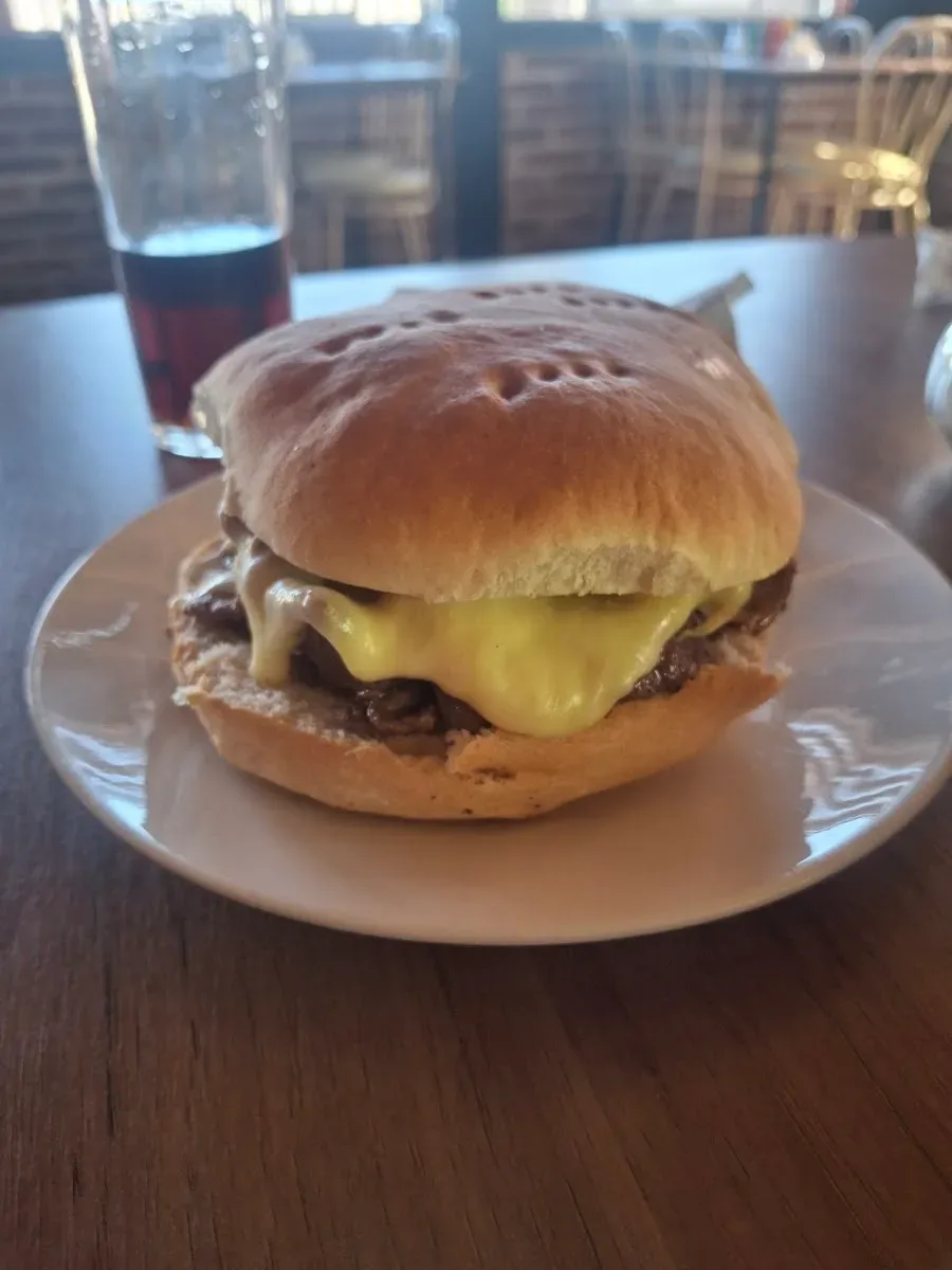 Hamburguesa con queso cheddar derretido