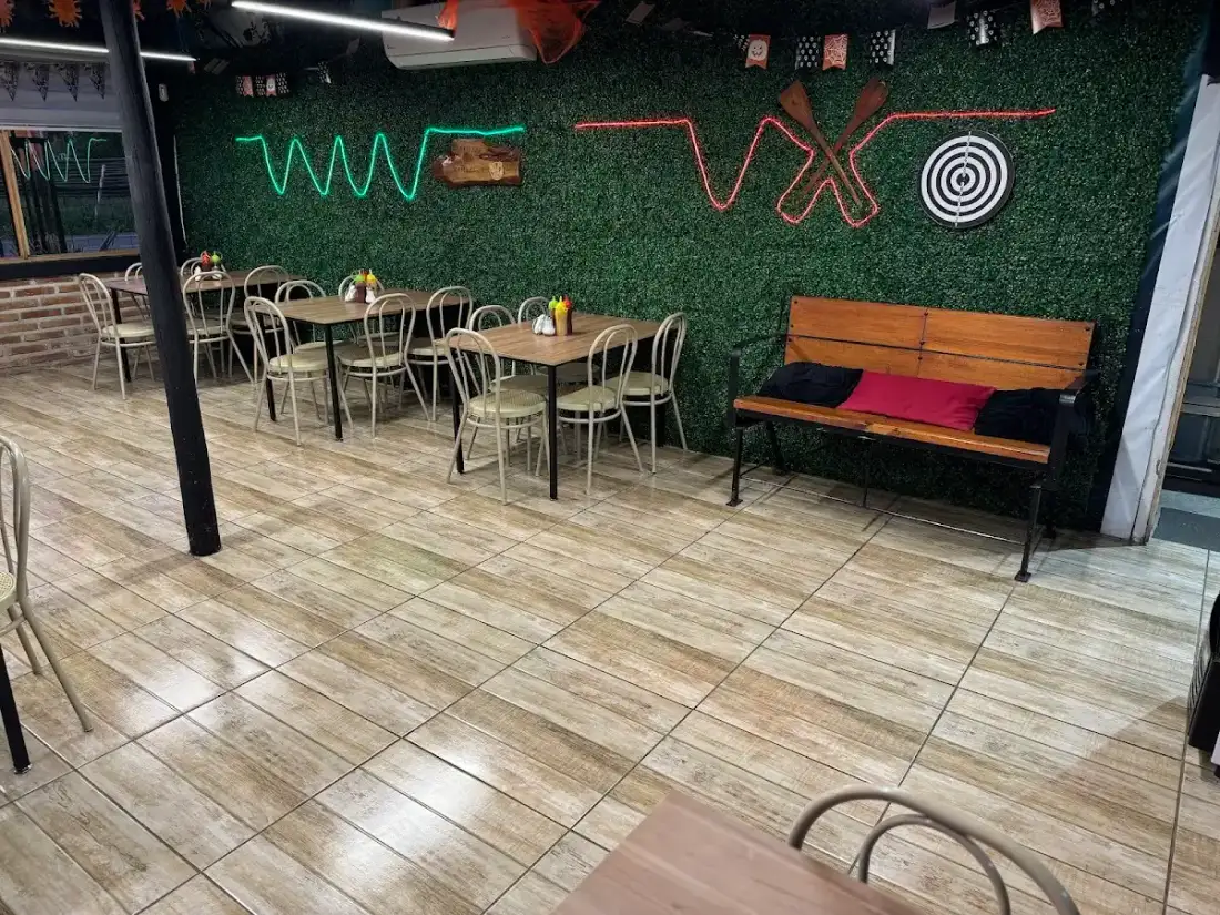 Terraza con mesas al aire libre del local de El Plumero