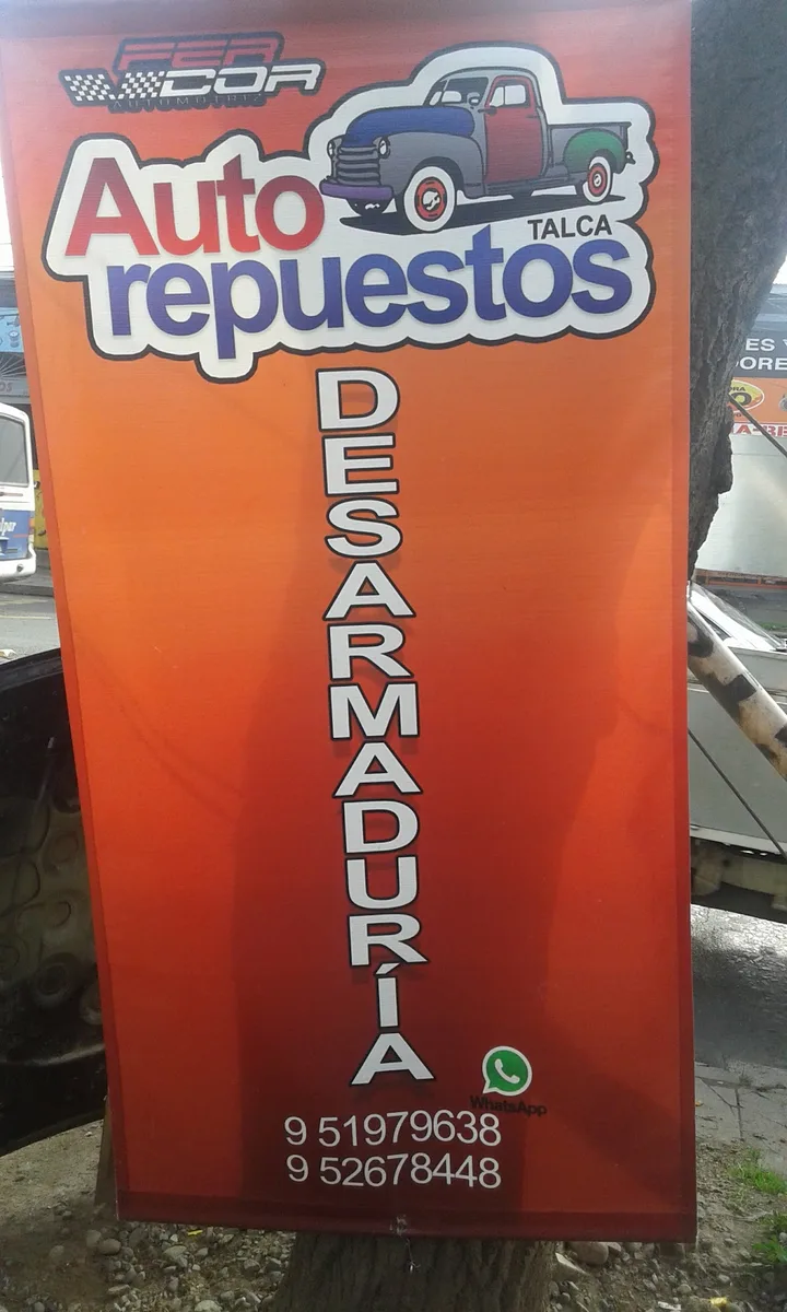 Letrero de la desarmaduría Auto Repuestos Talca en la avenida Dos Sur