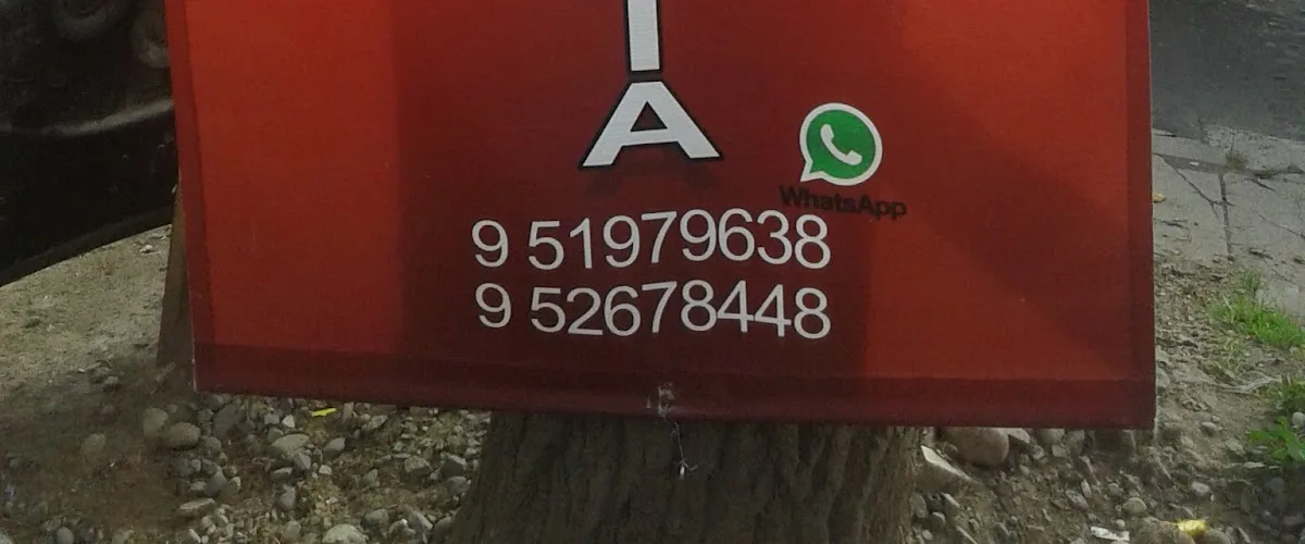 Detalle del letrero con los dos números de WhatsApp de la desarmaduría