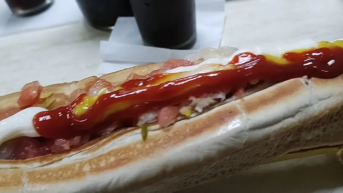 Completo de Dinocompletos con vienesa, salsa y mayo, en primer plano