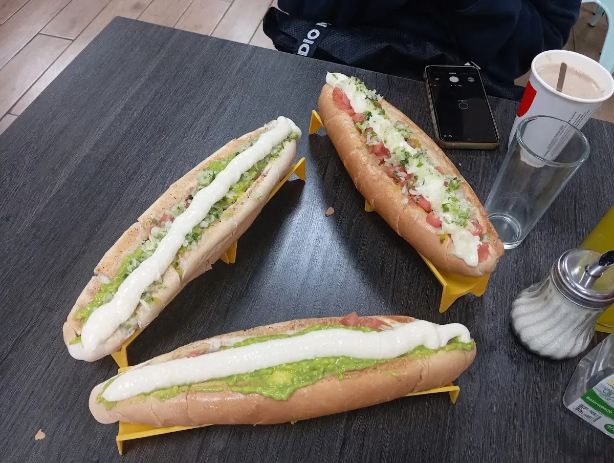 Tres completos servidos en la mesa del restaurant