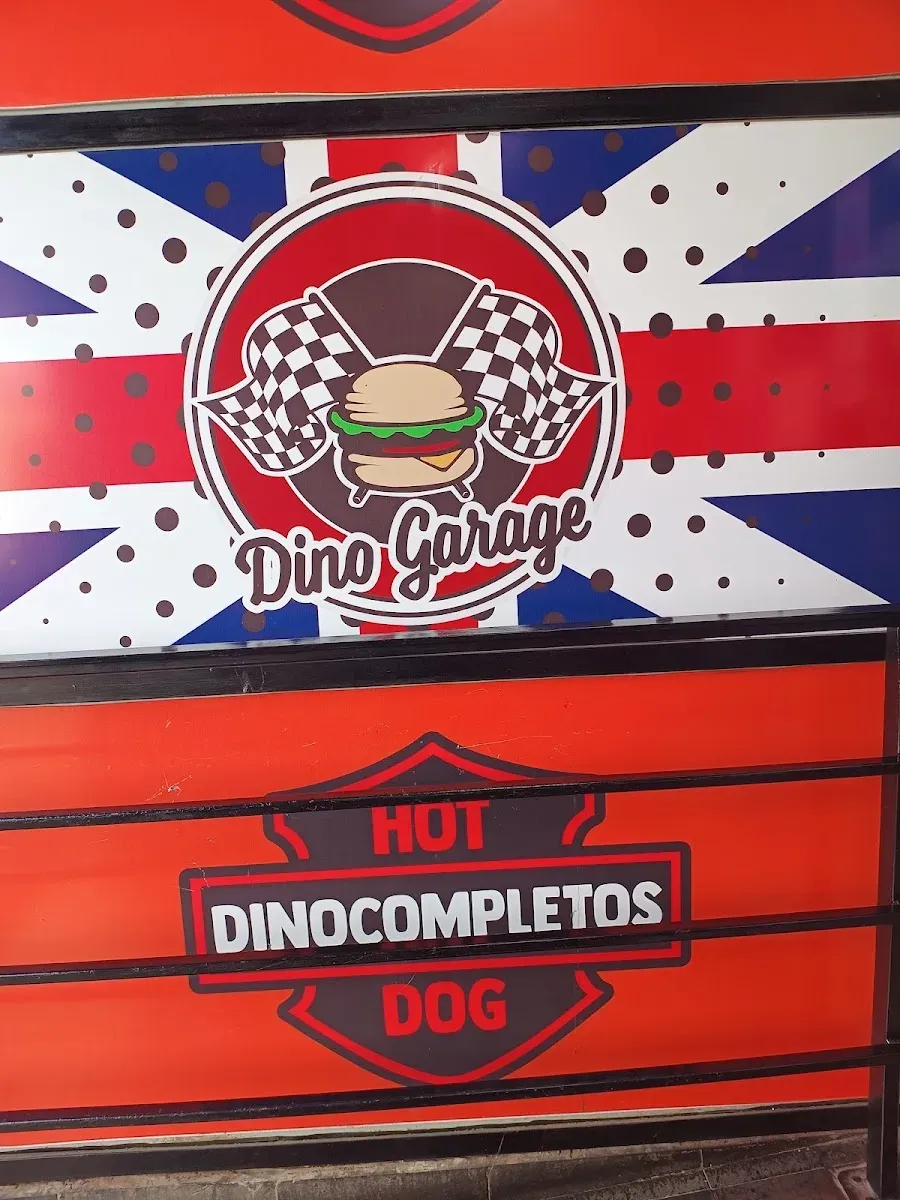 Mural del local: logo Dino Garage con banderas a cuadros y hot dog