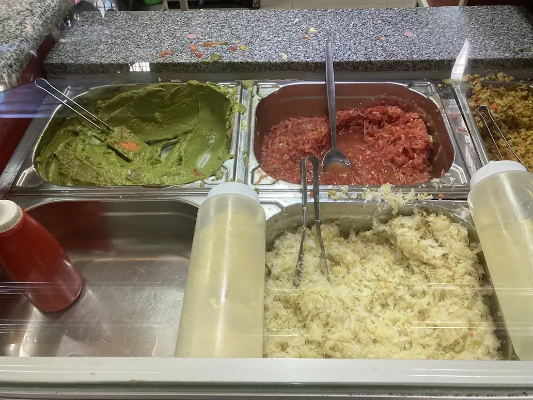 La barra de Donde Alex: palta, chucrut y mayonesa casera en sus fuentes