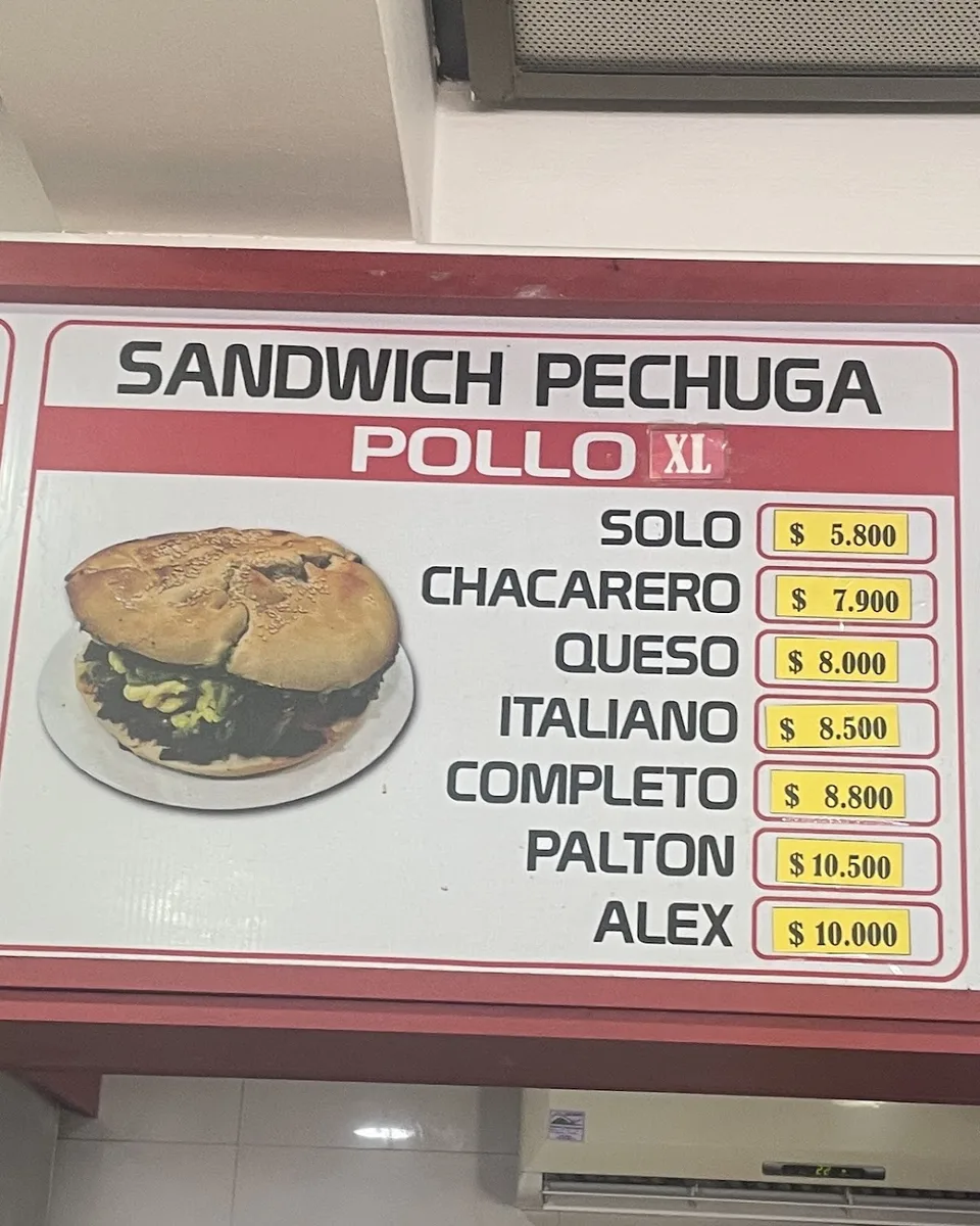 Carta mural de Donde Alex con los completos y sus precios pintados