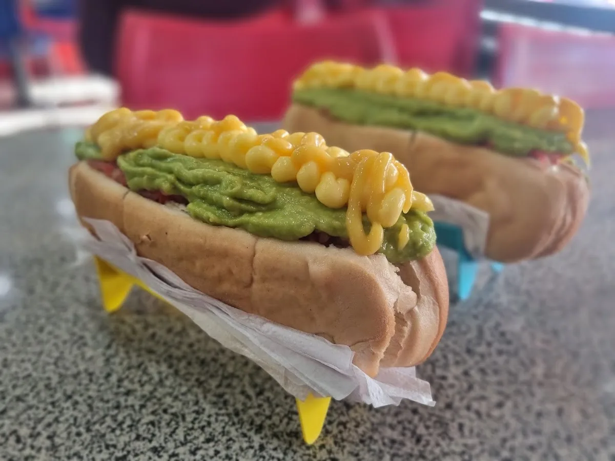 Dos completos italianos de Donde Alex: vienesa con palta, tomate y mayo casera
