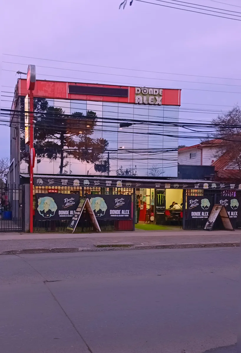 Fachada roja y negra de Donde Alex en calle 1 Oriente, Talca