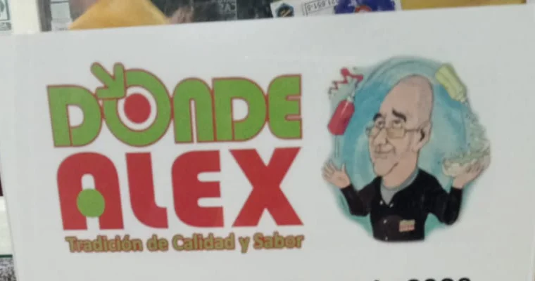 Logo oficial de Donde Alex: DONDE en verde, ALEX en rojo, con su chef mascota