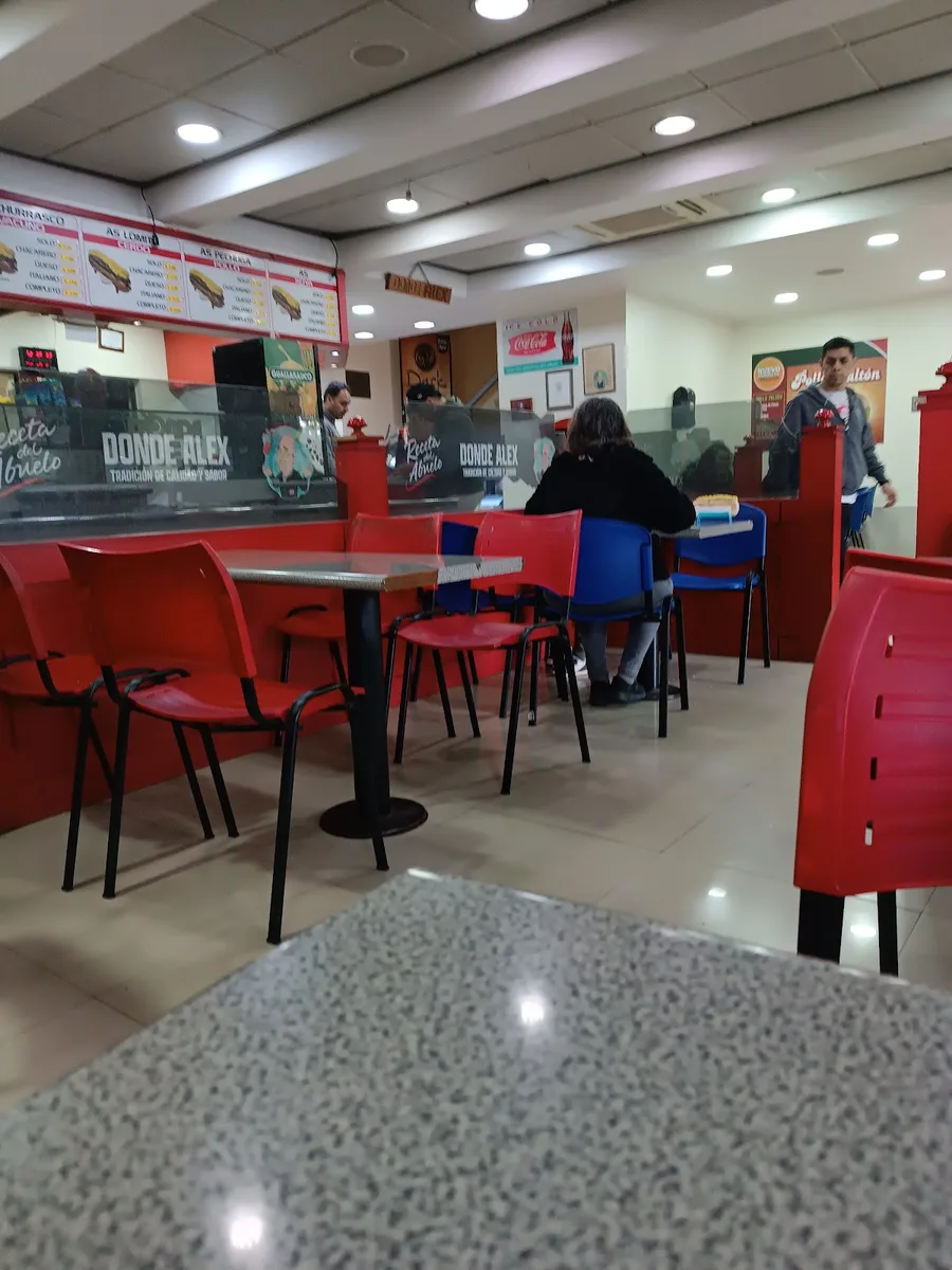 Salón de Donde Alex: mesas con colores rojo y azul de la marca