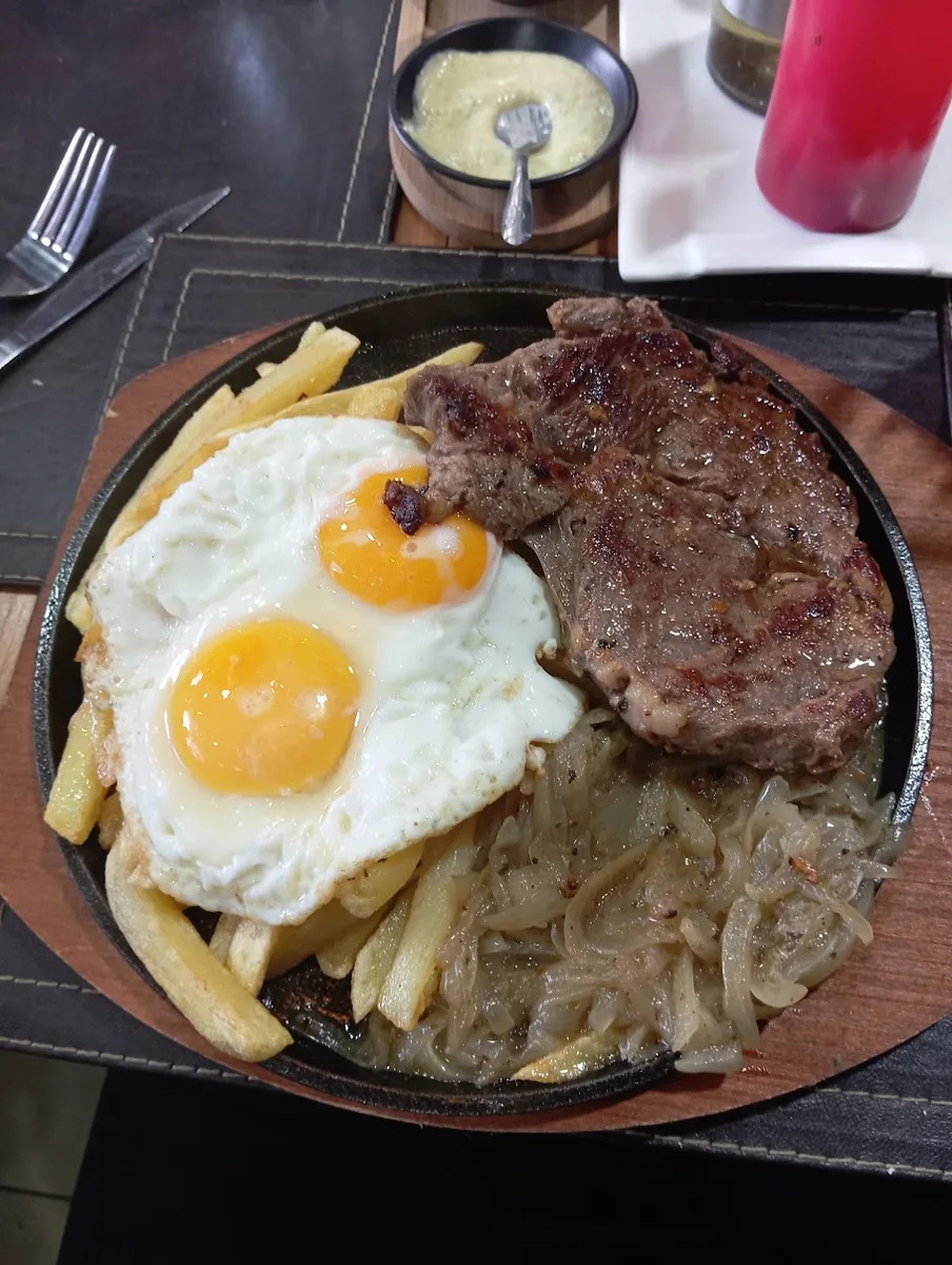 Bistec a lo pobre con papas fritas y huevo