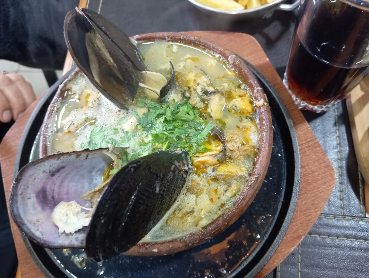 Cholgas y mariscos servidos en la mesa de Donde Paulo