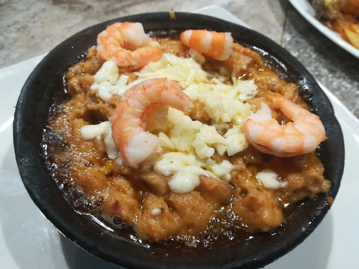 Paila marina de Donde Paulo: camarones y mariscos con queso gratinado