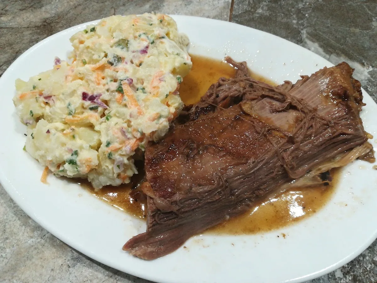Plateada de la casa con ensalada rusa y papas