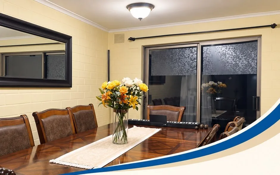 Comedor con ventanal y mesa de madera impecable