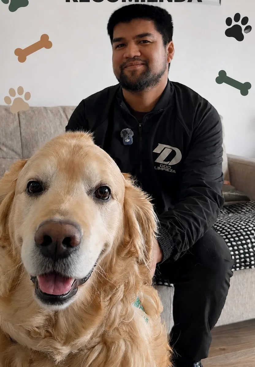 Integrante de Dúo Limpieza junto a una perrita golden retriever en un living