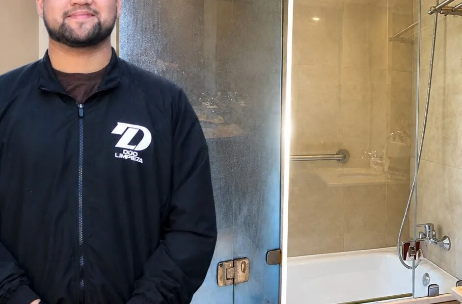 Baño con tina y mampara limpios, trabajador de Dúo Limpieza