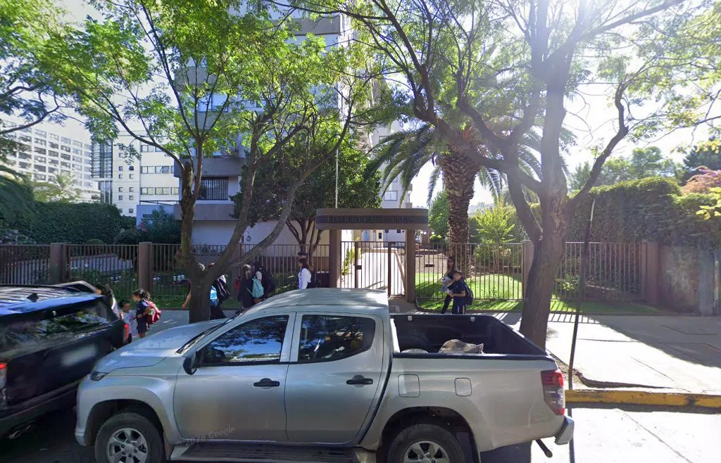 Vereda de 1 Oriente con árboles y casas, Talca
