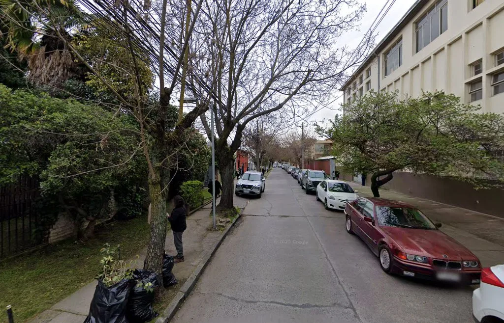 Vereda y fachadas residenciales de la cuadra del 1300 de 1 Oriente, Talca