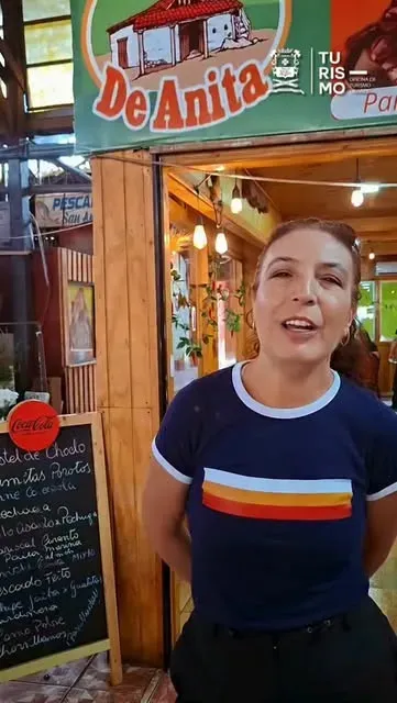 Anita, dueña de El Alero, dentro del local de madera del Mercado Central de Linares