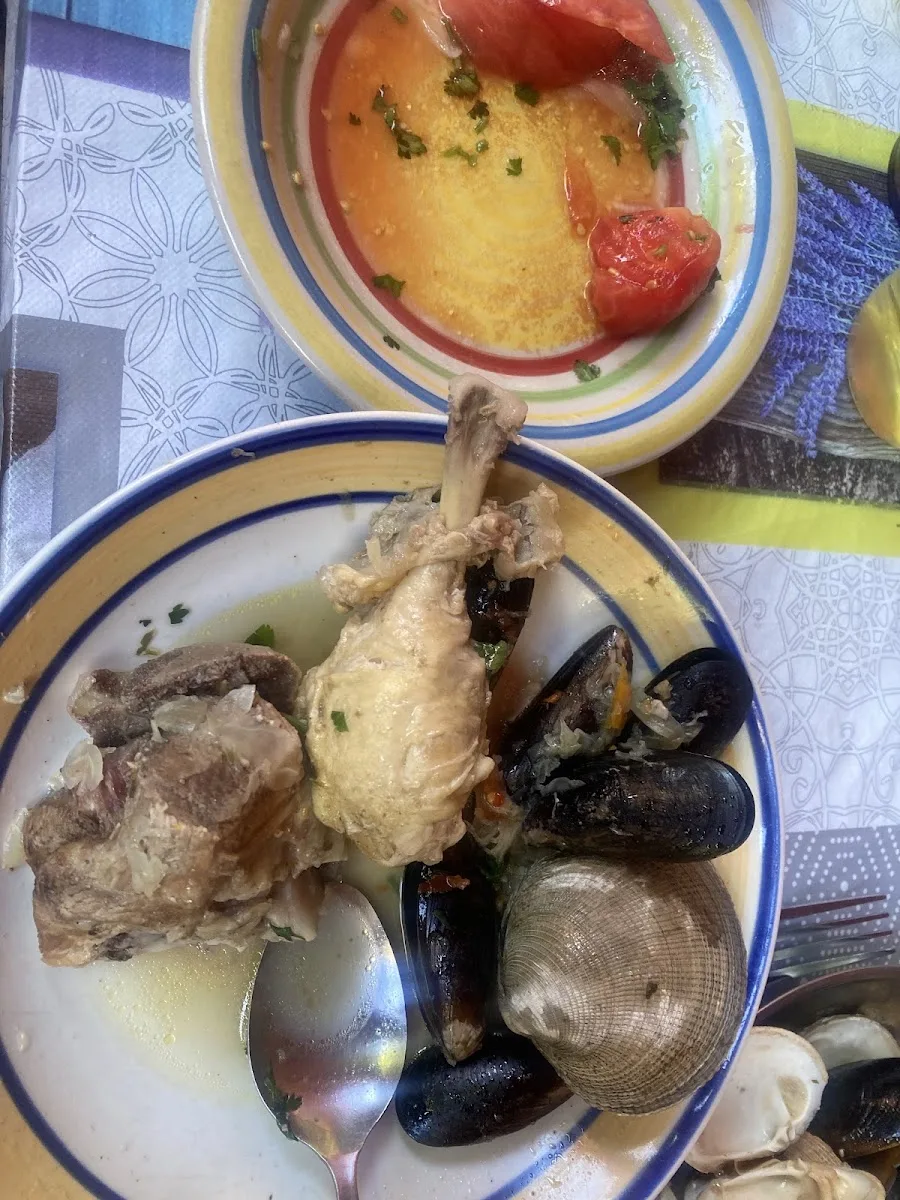 Curanto servido en El Bajito: mariscos, carne y papas en un plato abundante