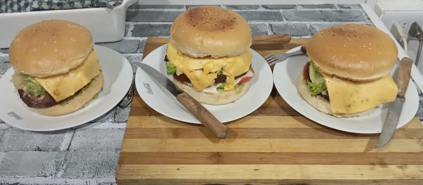 Tres hamburguesas con papas en El Bajón del Barny