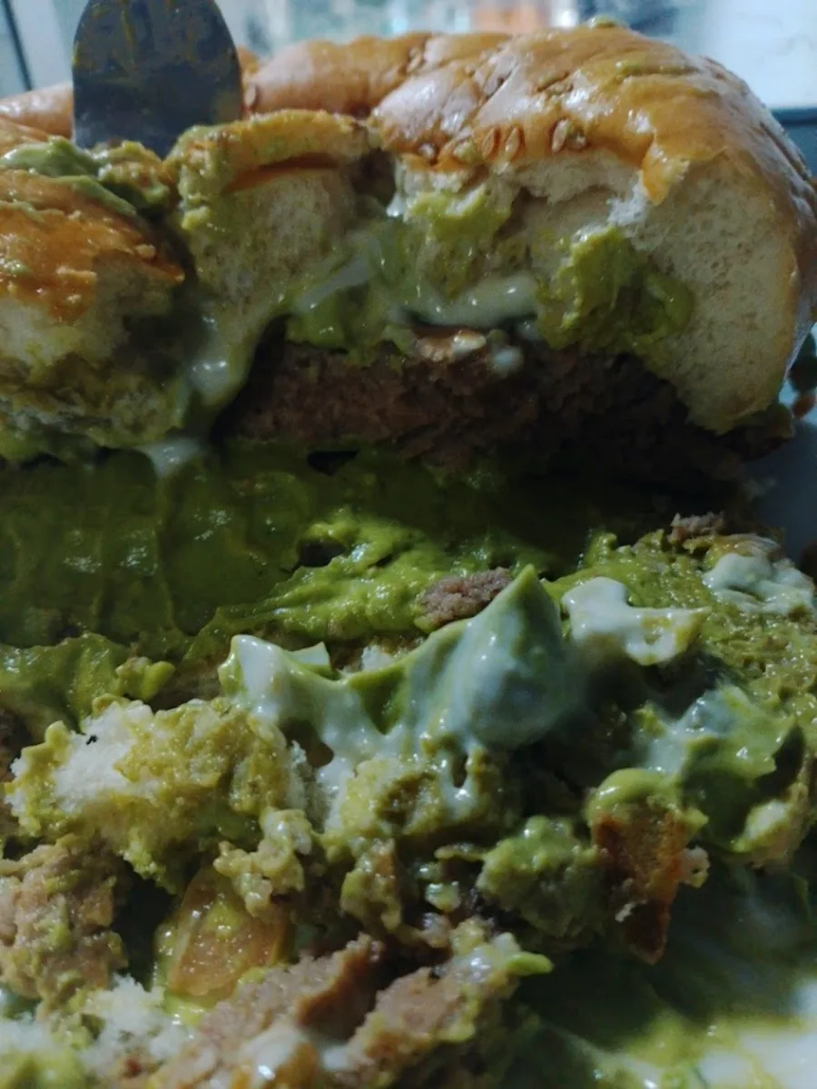 Completo mojado con palta de El Bajón del Barny