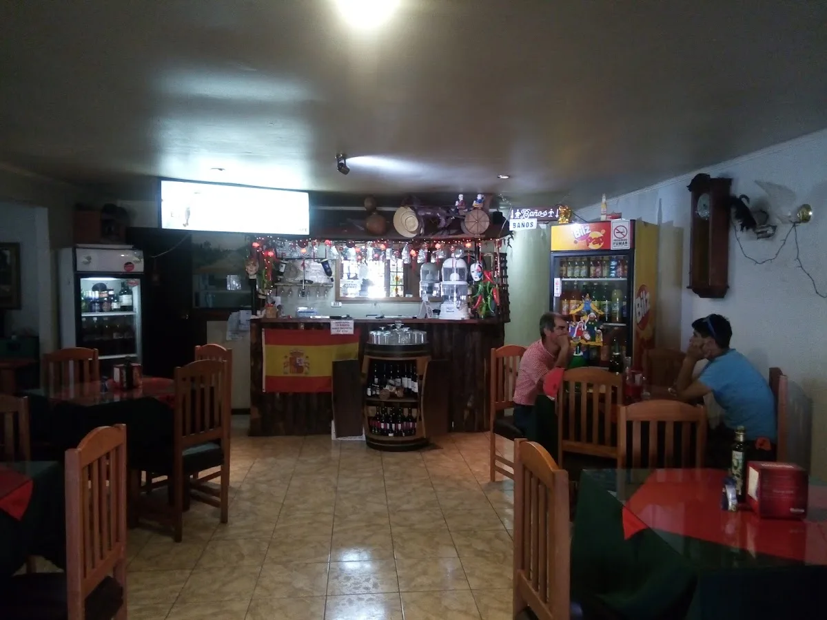 Barra interior del restaurante con banderas decorativas