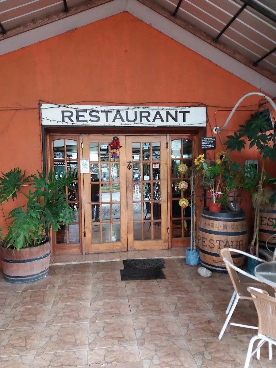 Entrada del restaurante con barril decorativo