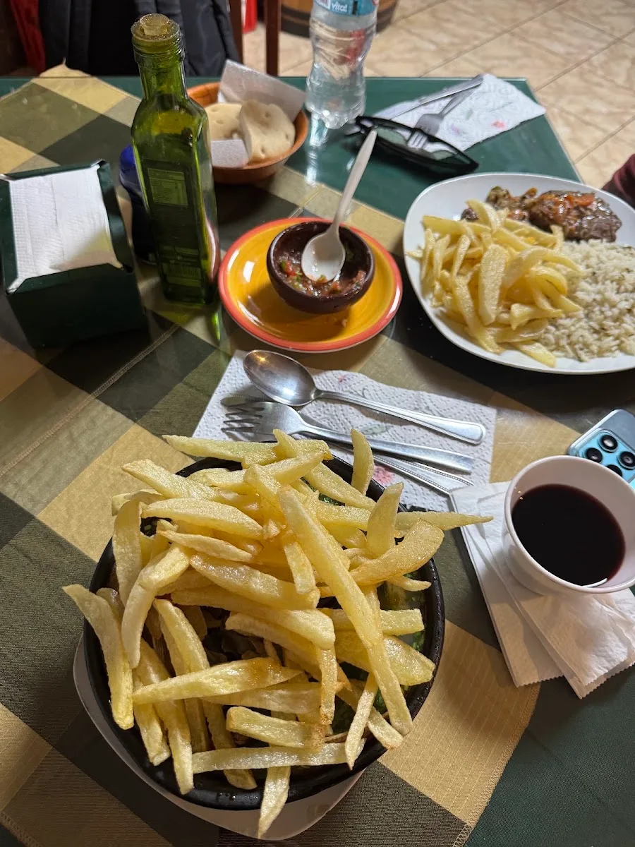 Mesa servida con platos de comida casera en El Bigote