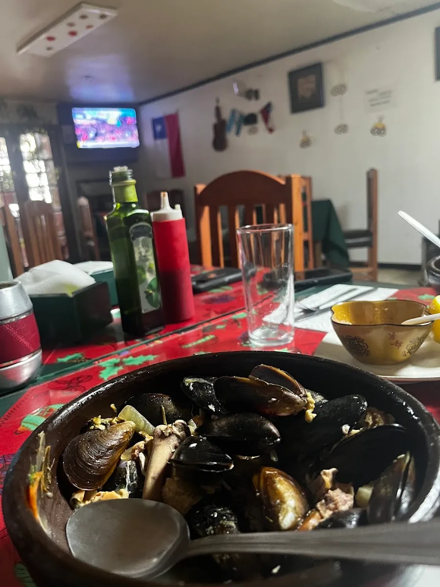 Paila marina con mariscos servida en mesa de El Bigote