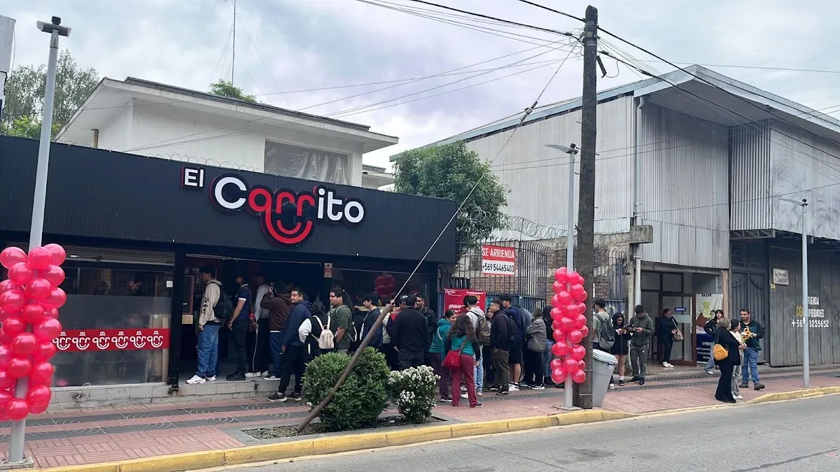 Fachada de El Carrito en Parral con su toldo y clientes haciendo fila