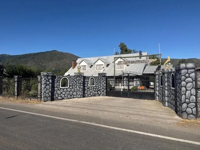 Portada de piedra en la entrada de El Fogón de Río Claro