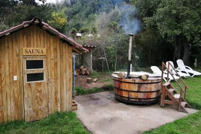 Sauna de madera y tinaja caliente al aire libre en El Fogón